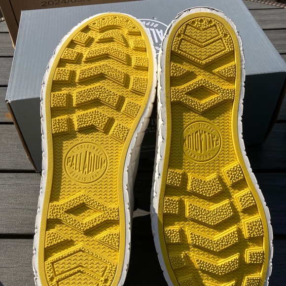 New in box Palladium Canvas Sneakers 👟. Perfect for Summer Wear!! - Picture 3 of 6